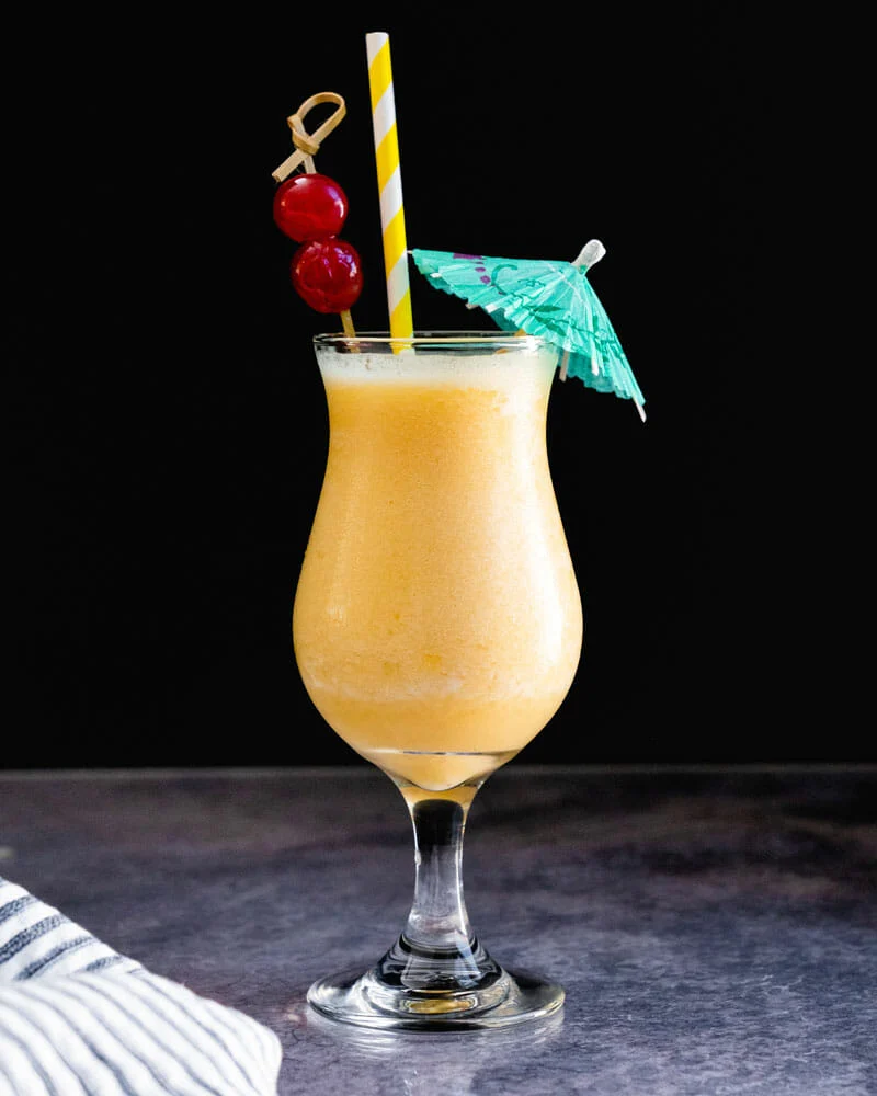 Cocktailglass filled with a pina colada.